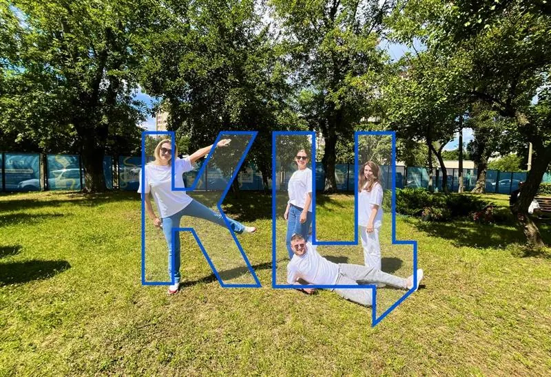 Команда КП ГІОЦ біля символіки Київ Цифровий
